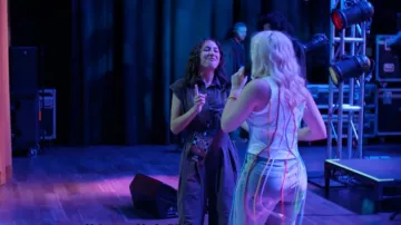 Combinaison parachute rayée Anthropologie portée par Casey (Liv Lindell) comme on le voit dans It’s Not Like That (S01E04)