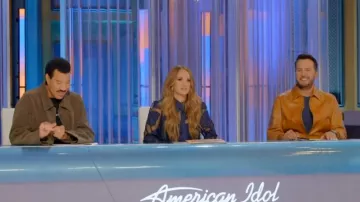 Chemise boutonnée transparente à grands motifs floraux Milly Ashton portée par Carrie Underwood dans l'émission American Idol (S24E01)