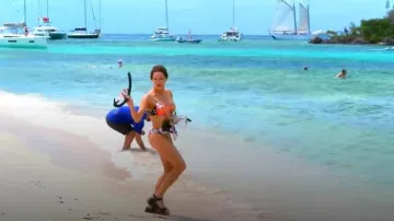Ensembles multi bikinis et tankinis Versace portés par Britani Bateman tels que vus dans Below Deck Down Under (S04E02)