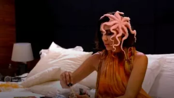 Robe Maxi Georgette plissé à volants d’Iris d’Alemais portée par Bronwyn Newport telle que vue dans Below Deck Down Under (S04E02)