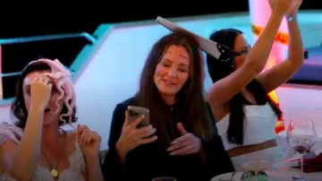 Jupe midi Veronica Beard Fellini Jacquard A-Line portée par Lisa Barlow telle que vue dans Below Deck Down Under (S04E02)