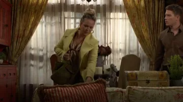 JW Pei Medium Hana Tote en olive foncé portée par Sharon Newman (Sharon Case) telle que vue dans The Young and the Restless le 4 février 2026