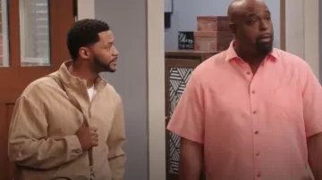 Veste de piste à rayures fines 1/4 portée par Brandon (Vince Swann) telle que vue dans The Ms. Pat Show (S05E07)