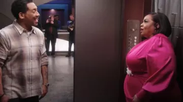 Robe longue en satin Eloquii portée par Mme Pat (Mme Pat) dans l'épisode 7 de la saison 5 de The Ms. Pat Show.