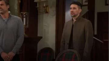 Manteau All Saints Manor porté par Cane Ashby (Billy Flynn) tel que vu dans Les Jeunes et les Agités le 9 février 2026