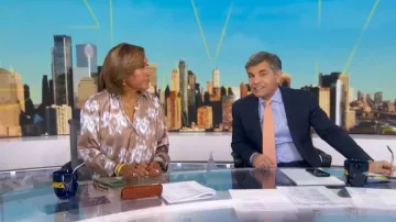 Camiseta con cuello sintético estampado de Calvin Klein que lleva Robin Roberts, tal como se ve en Good Morning America el 10 de febrero de 2026