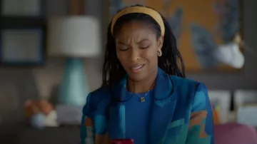 Collier monogramme Anthropologie Bubble Letter porté par Gaby (Jessica Williams) tel que vu dans Shrinking (S03E03)