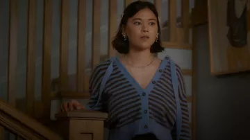 Damson Madder Ruthie Bonnet Cardigan Pull porté par Alice (Lukita Maxwell) tel que vu dans Shrinking (S03E03)