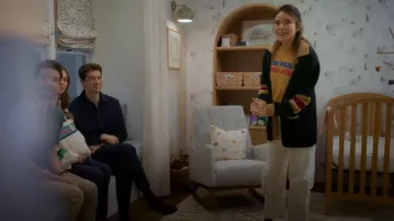 Cardigan La DoubleJ No Fuss porté par Liz (Christa Miller) tel que vu dans Shrinking (S03E03)