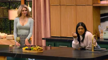 T-shirt à manches longues à col en V de Qsaufaw porté par Amber Morrison, tel que vu dans Love Is Blind (S10E01)