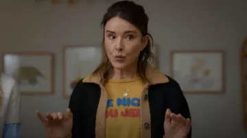 Collier de disque de lettres en diamant de Jennifer Meyer porté par Liz (Christa Miller) tel que vu dans Shrinking (S03E03)