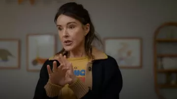 Boucles d’oreilles en or 18 carats de Jennifer Meyer portées par Liz (Christa Miller) telles que vues dans Shrinking (S03E03)