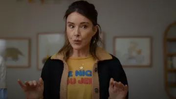 Mother The Sinful Graphic Tee que lleva Liz (Christa Miller) como se ve en Shrinking (S03E03)