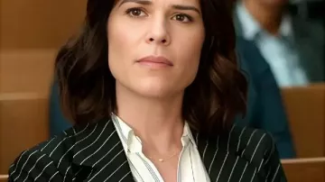 Le Lincoln Lawyer S04 Neve Campbell Blazer à rayures tel que vu dans The Lincoln Lawyer