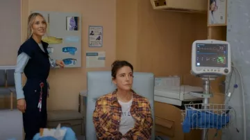 T-shirt de travail à col tombant R13 porté par Liz (Christa Miller) tel que vu dans Shrinking (S03E03)