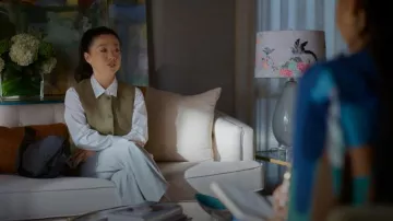 Sac-croissant en nylon moyen Baggu porté par (Sherry Cola) tel que vu dans Shrinking (S03E03)