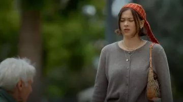 Sac à main Coach Hampton Hobo Tan/Beige/Marron porté par Alice (Lukita Maxwell) tel que vu dans Shrinking (S03E03)