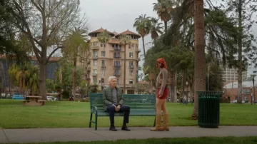 Bottes hautes Frye Campus 14L portées par Alice (Lukita Maxwell) telles que vues dans Shrinking (S03E03)