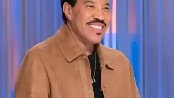 Veste en daim d’American Idol S24 Lionel Richie en marron telle que vue dans American Idol