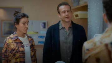 T-shirt R13 à motif peu importe porté par Liz (Christa Miller) tel que vu dans Shrinking (S03E03)