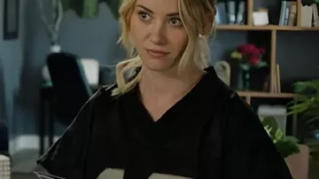 T-shirt noir Virginia Gardner 2026 de la Saint-Valentin F porté par Gina (Virginia Gardner) tel que vu dans la Saint-Valentin F