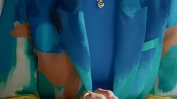 Blazer imprimé porté par Gaby (Jessica Williams) dans Shrinking