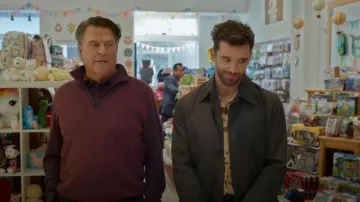 Paul Smith Trench Coat Mac pliable porté par Brian (Michael Urie) tel que vu dans Shrinking (S03E03)