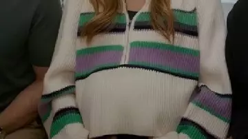 Sweat rayé porté par (Claudia Sulewski) dans Shrinking