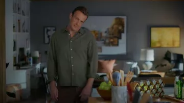 Chemise Officine Generale Benoit Garment Dye Contrast Stitch portée par Jimmy (Jason Segel) telle que vue dans Shrinking (S03E03)