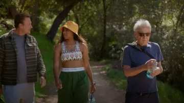 Soutien-gorge La DoubleJ Magica porté par Gaby (Jessica Williams) tel que vu dans Shrinking (S03E03)