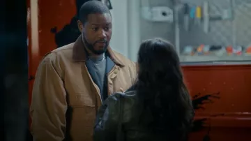 Veste de travail vintage Carhartt Duck Canvas portée par Sean (Luke Tennie) telle que vue dans Shrinking (S03E03)