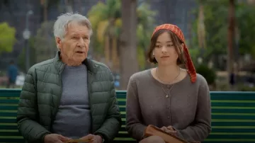 Veste en duvet Uniqlo Ultra Light portée par le Dr Paul Rhodes (Harrison Ford) telle que vue dans Shrinking (S03E03)
