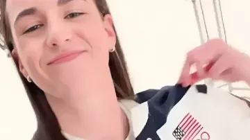 Caitlin Clark Maillot olympique 2026 de l’équipe USA en « Terrible » - Christine Brennan sur le snobisme de Caitlin Clark aux Jeux olympiques de USA Basketball | Le Riche Eisen Show