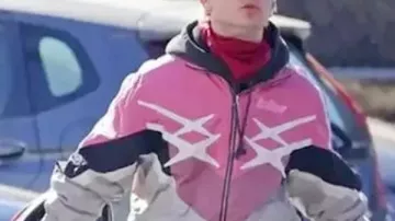 Crime 101 Barry Keoghan Pink Jacket portée par Ormon (Barry Keoghan) dans Crime 101