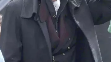 Manteau en laine Jacob Elordi des Hauts de Hurlevent porté par Heathcliff (Jacob Elordi) dans Les Hauts de Hurlevent