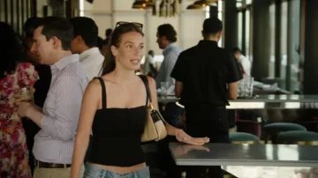 Sac à bandoulière Jacquemus Le Bambimou porté par Amanda Batula tel que vu dans Summer House (S10E02)