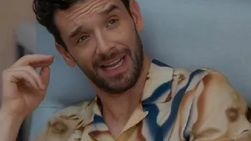 Chemise imprimée de Michael Urie de Shrinking portée par Brian (Michael Urie) telle que vue dans Shrinking