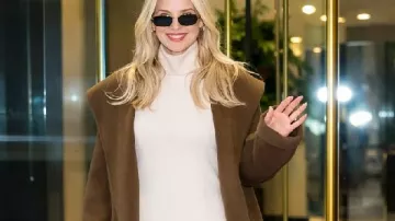 Ali Larter Manteau en laine marron NYC à Ali Larter : de légalement blonde à landman & vieillir avec grâce à Hollywood