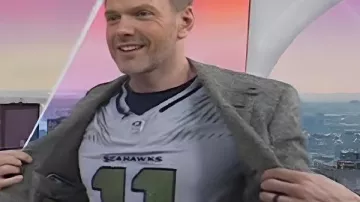 Hoy Show la camiseta de los Seattle Seahawks de Joel McHale tal como se ve en Hoy