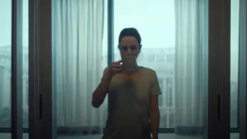 Chiffon & os Le T-shirt à col en V en forme de slub porté par Kayla Craig (Alona Tal) tel que vu dans Cross (S02E02)