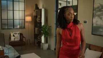 Haut drapé en satin Halterneck de Stella Mccartney porté par Faith Mitchell (Iantha Richardson) tel que vu dans Will Trent (S04E06)