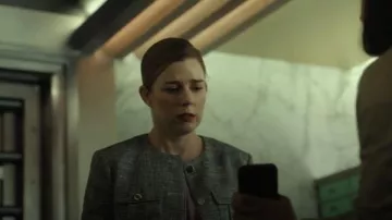 Théorie veste militaire courte en tweed de coton portée par Tania Hightower (Allie Dunbar) telle que vue dans Cross (S02E02)