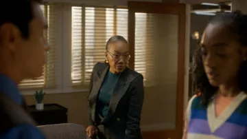 Ceinture en cuir fin Bottega Veneta portée par Amanda Wagner (Sonja Sohn) telle que vue dans Will Trent (S04E06)