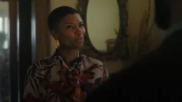 Chemisier à col à motif floral Kobi Halperin Luna porté par Elle Monteiro (Samantha Walkes) tel que vu dans Cross (S02E02)