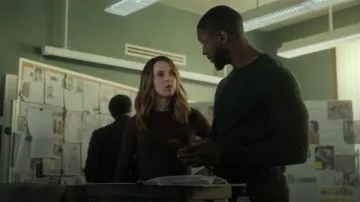 Combinaison Le bop Hannah Thong portée par Kayla Craig (Alona Tal) telle que vue dans Cross (S02E02)