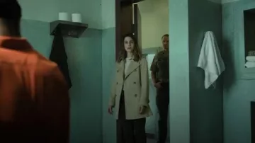 Trench-coat long Etam avec ceinture en coton porté par Kayla Craig (Alona Tal) comme vu dans Cross (S02E02)