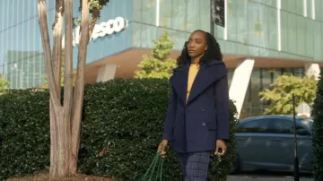 Caban dramatique à col Helsa Teh porté par Faith Mitchell (Iantha Richardson) tel que vu dans Will Trent (S04E06)