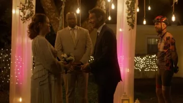 Robe Ulla Johnson Iona portée par Angie Polaski (Erika Christensen) telle que vue dans Will Trent (S04E06)