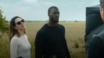 T-shirt à col rond en maille gaufre Gap porté par Kayla Craig (Alona Tal) tel que vu dans Cross (S02E03)