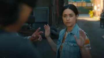 Gilet de camionneur en jean Levi’s porté par Rebecca (Jeanine Mason) tel que vu dans Cross (S02E03)